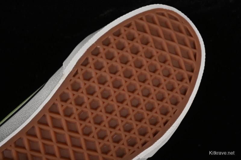 Vans Chukka Push Low-Top Skate Shoes with Slip-Resistant Sole in Apple Green - VN0008ZE08P