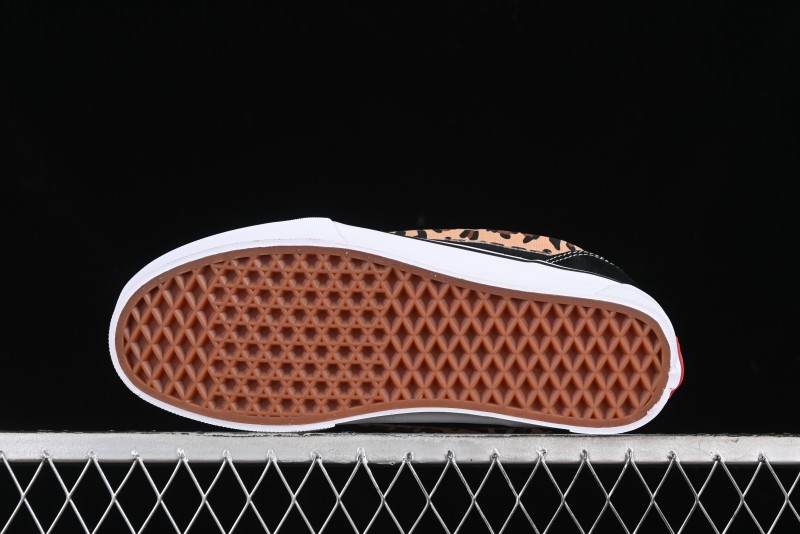 Vans Classics Knu Skool Sneakers with Leopard Print Logo in Black - VN000D2GBA2