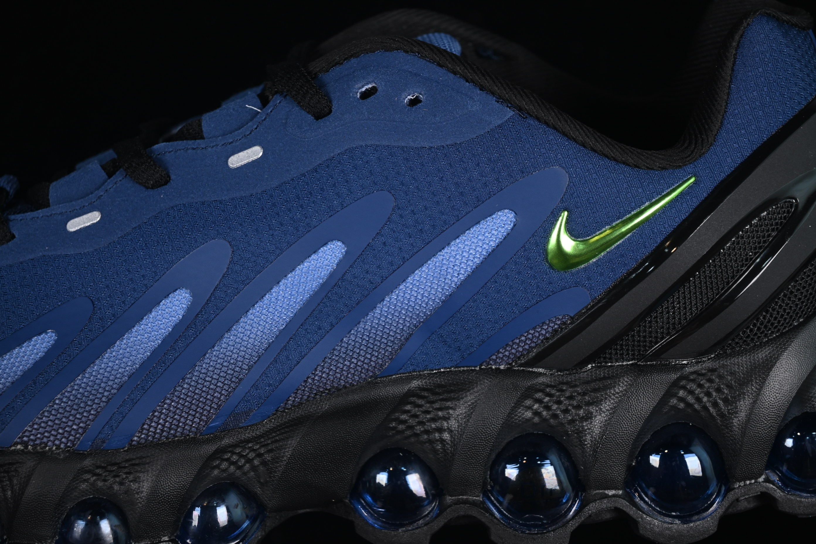 Nike Air Max Dn8 Running Shoes with Dynamic Air Cushion Technology - FQ7860-027