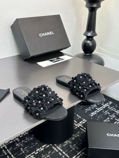 2025 Women Chanel Black Leather Slides