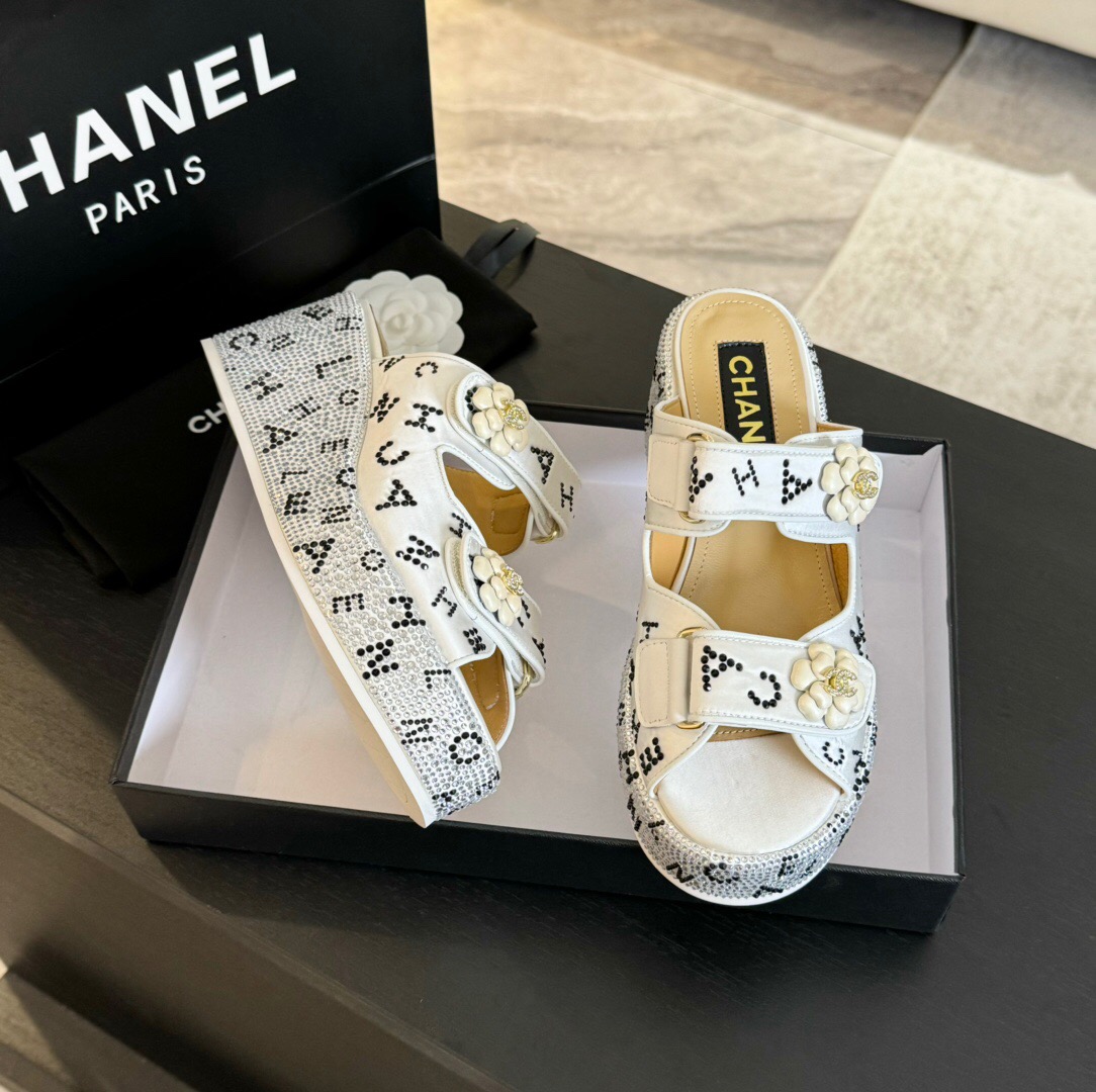 2025 CHANEL White Leather Slippers LY00330