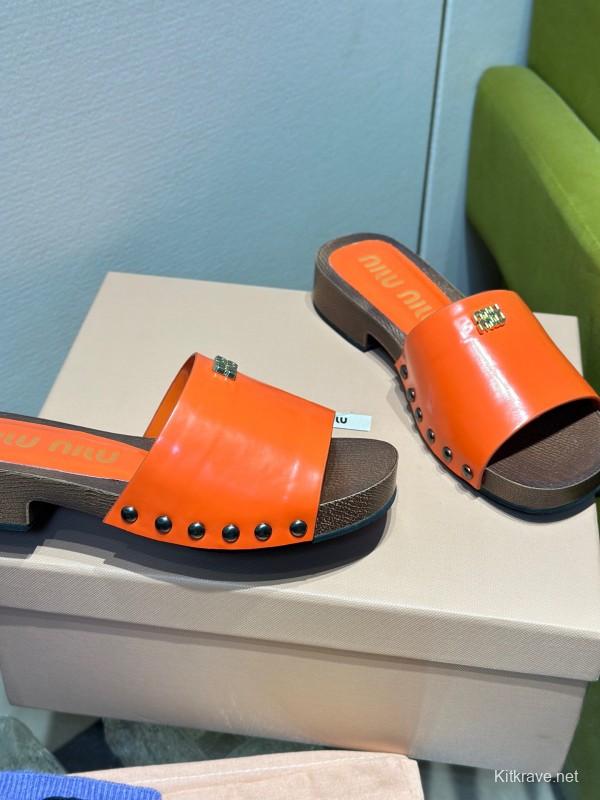 2025 Women Miumiu Orange Patent Leather Slippers