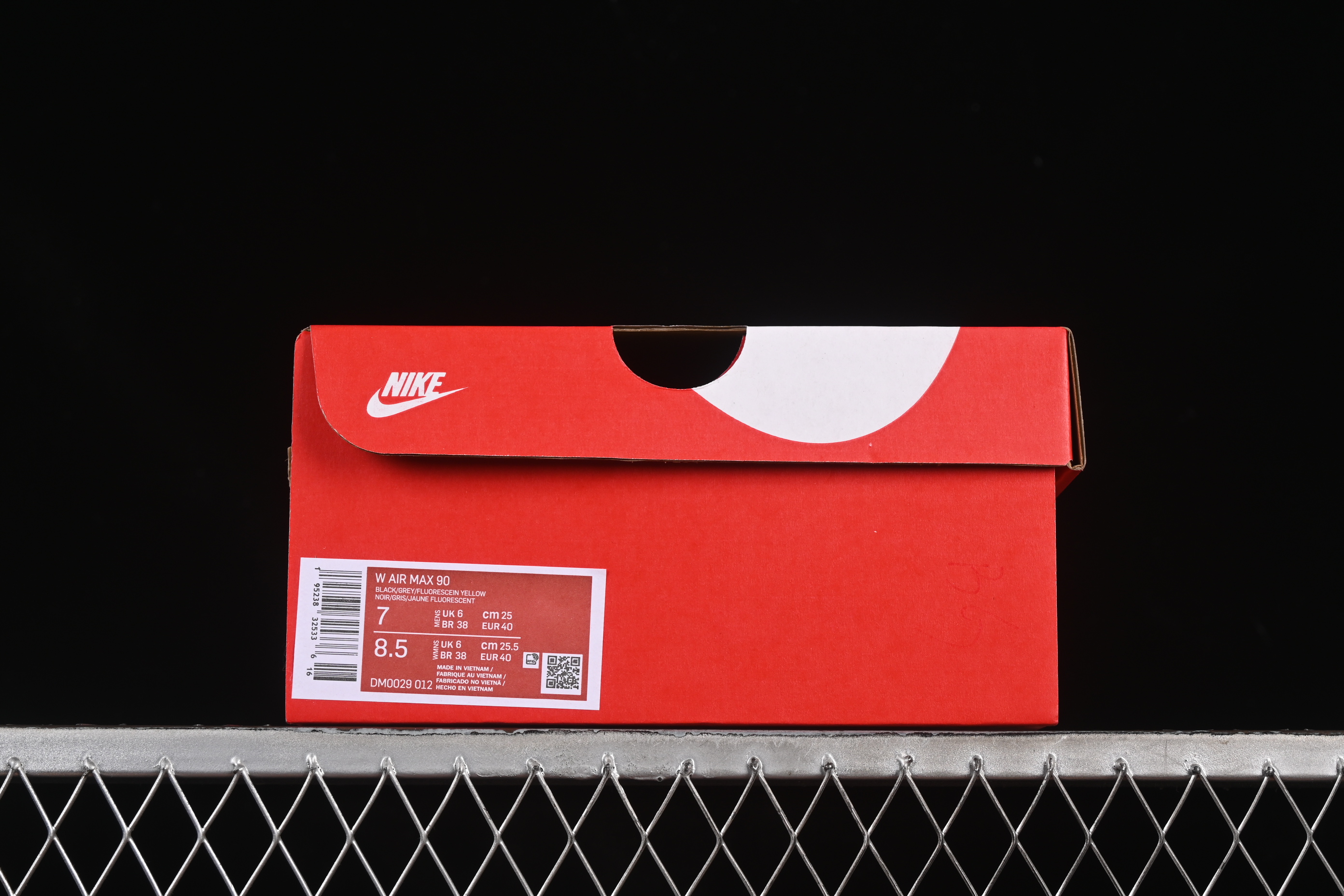 Nike Air Max 90 Retro Running Shoes with Visible Air Cushion - DM0029-012