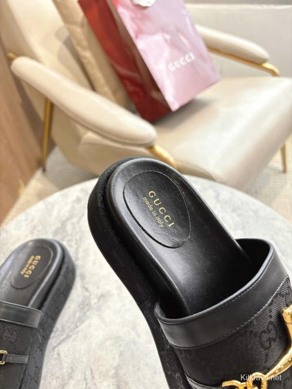 Gucci Women's Sandals with Horsebit Detail and Gold Hardware - LY00270